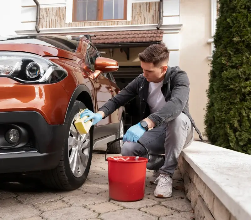 Lavage auto à domicile Villers-la-Faye : professionnel intervenant sur un véhicule